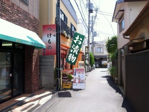 路地奥のお店をアピールする